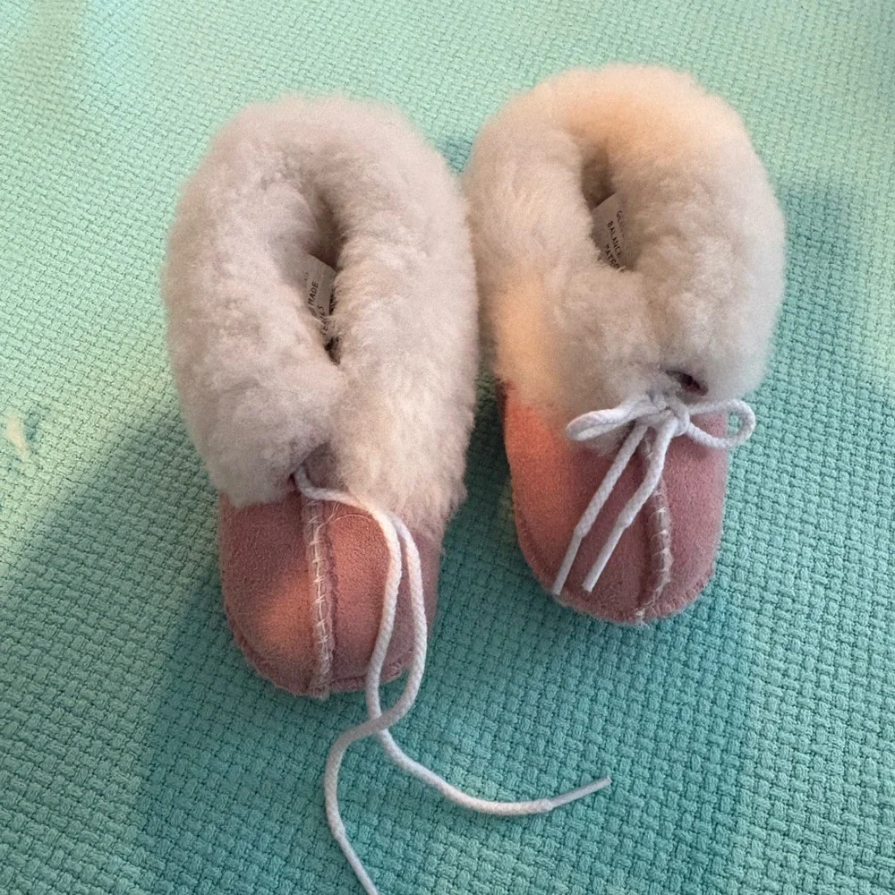 MINNETONKA size 3 suede leather soft pink baby moccasins EUC like new